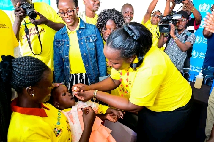 1727976470015.jpg:- Bungoma County Health and Sanitation CECM Madam Carolyne Makali administering a polio dose to a child below five years at Lwakhakha border point. Photo/