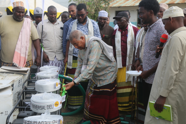 Lamu County Governor Issa Timamy officiates the distribution of water pumps to communal farmers in Chalaluma and Moa areas in a bid to mitigate human/ wildlife conflict and improve food security in Witu ward.