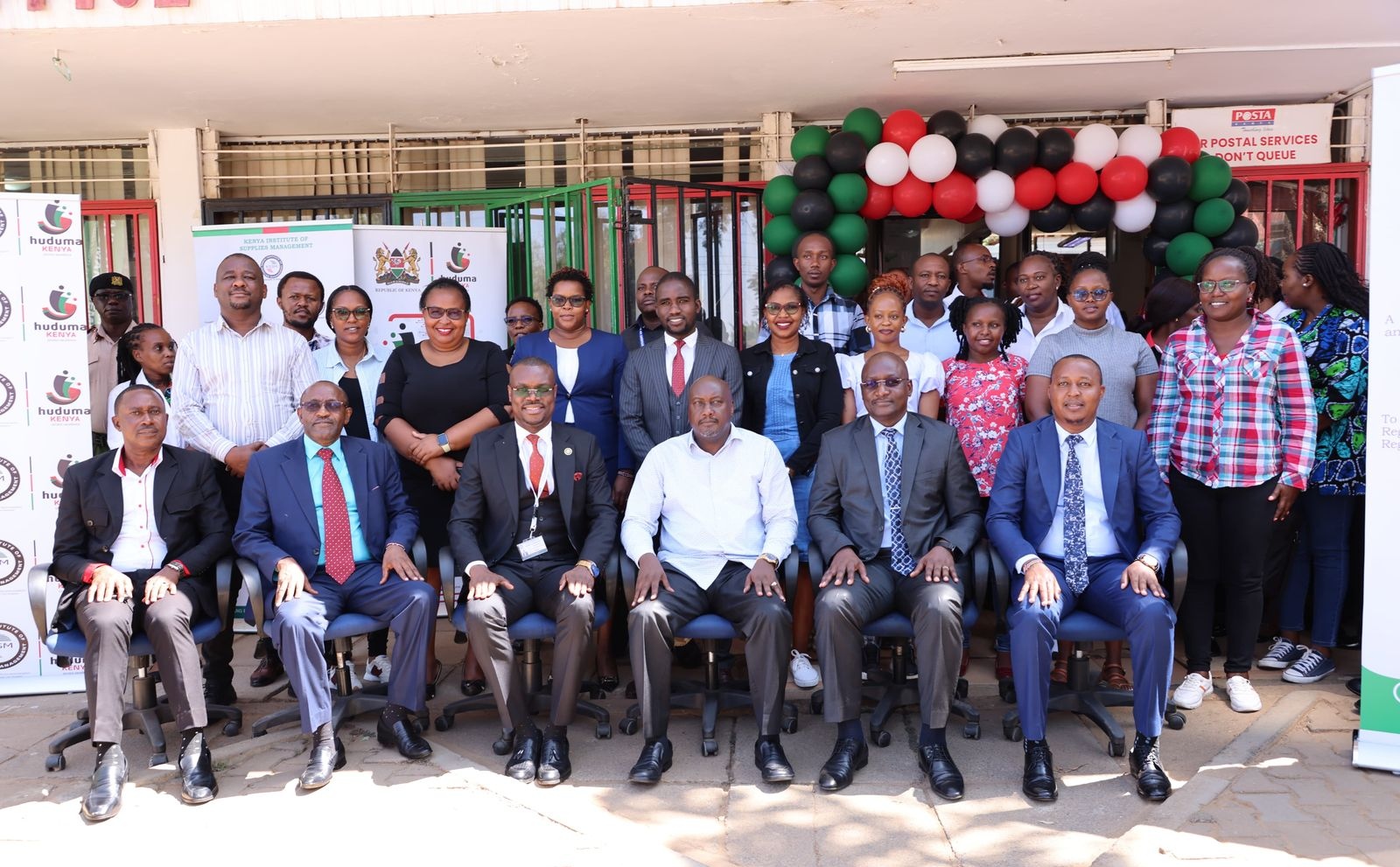 Principal Secretary Public Service Amos Gathecha (M) at the Machakos Huduma Centre during the Launch of Kenya Institute of Supplies Management services (KISM) into Huduma Centre. Phot/Anne Kangero