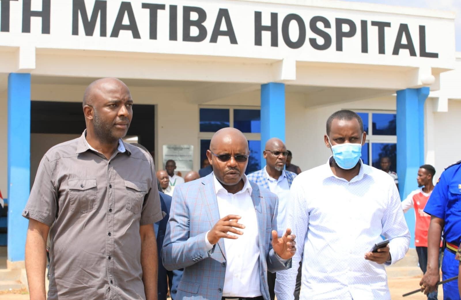 Governor Irungu Kang’ata, (left) and Defence PS Patrick Mariru (centre) at Kenneth Matiba Hospital in Makenji area, Murang’a.