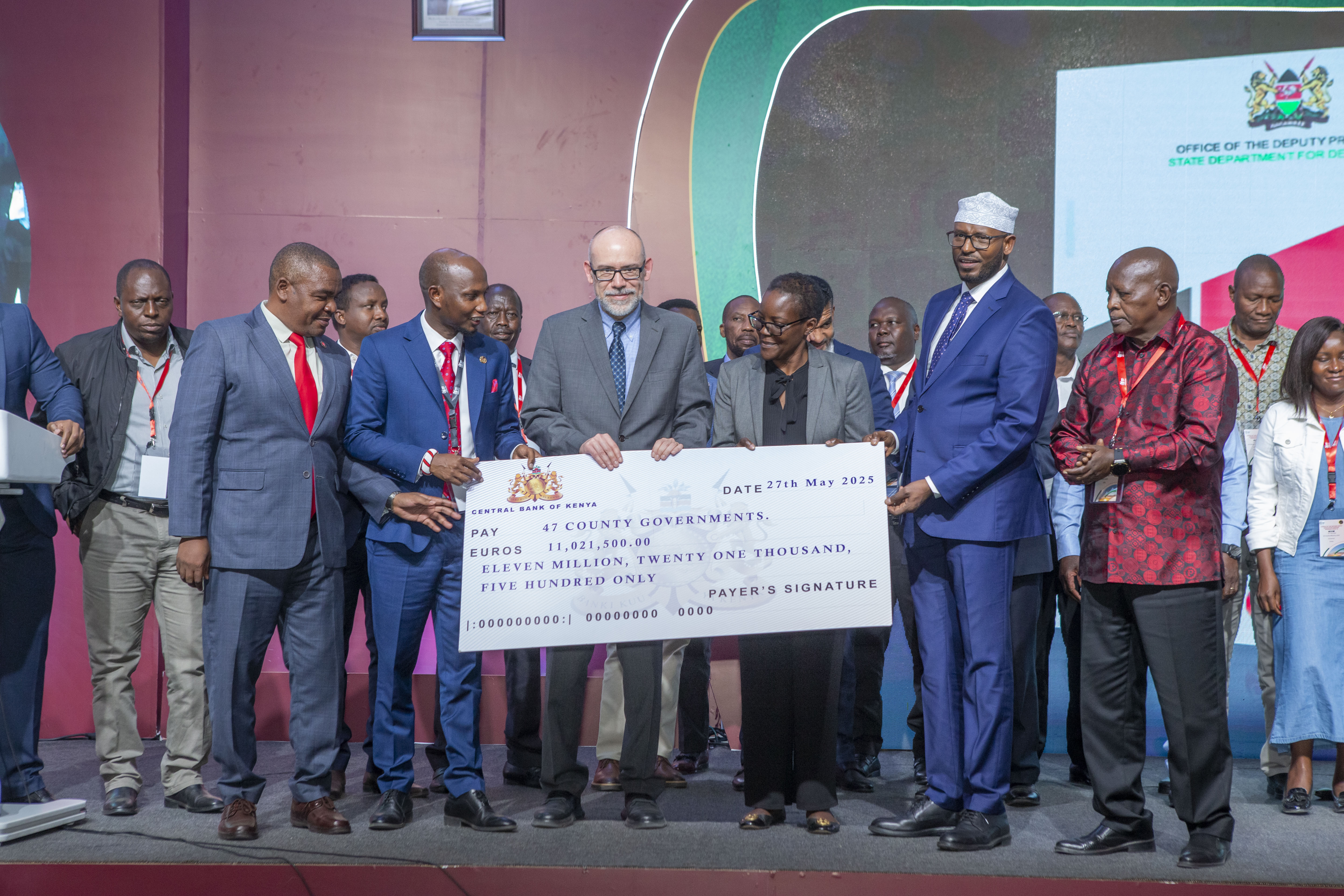 KDSP II Program Coordinator Dr. Samuel Nyaga , PS SDD Michael Loikenu Lenasalon , Manuel Vargas, Practice Manager, Institutions Global Practice, East Africa Region(middle) , Anne Bakilana, Manager Operations, Kenya, Rwanda , Somalia and Uganda, H.E FCPA Ahmed Abdullahi, EGH · Chairperson Council of Governors and Nyeri Governor H.E Mutahi Kahiga during the ceremonial cheque handover at the official launch of the KDSP II program in Enashipai Lodge, Naivasha.