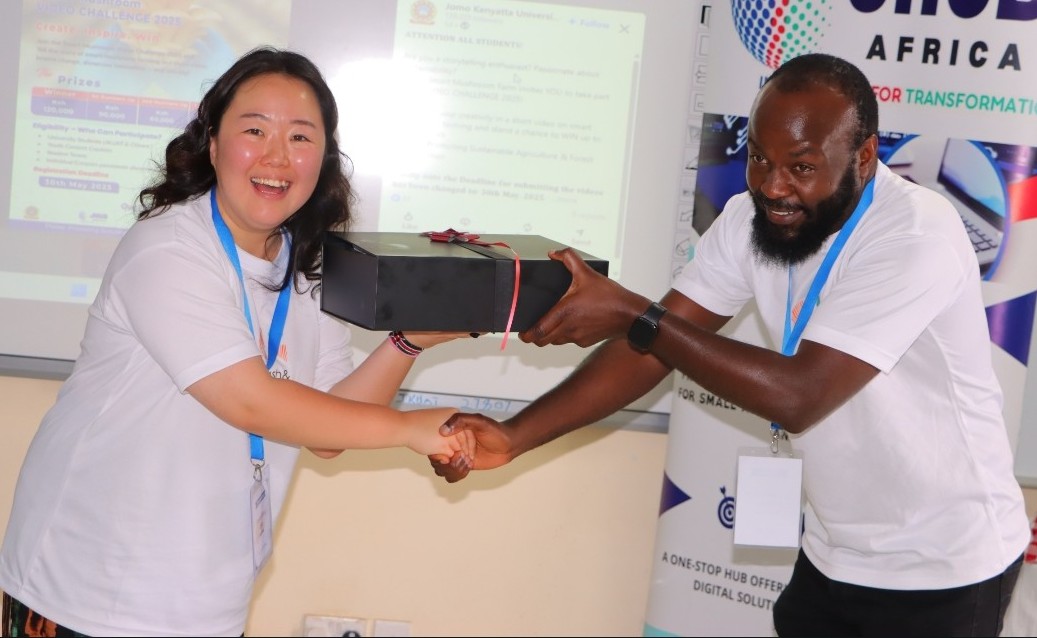 CEO of Mush & Co Jihyun Jung and founder of Jhub Lawrence Nderu exchanging gifts.