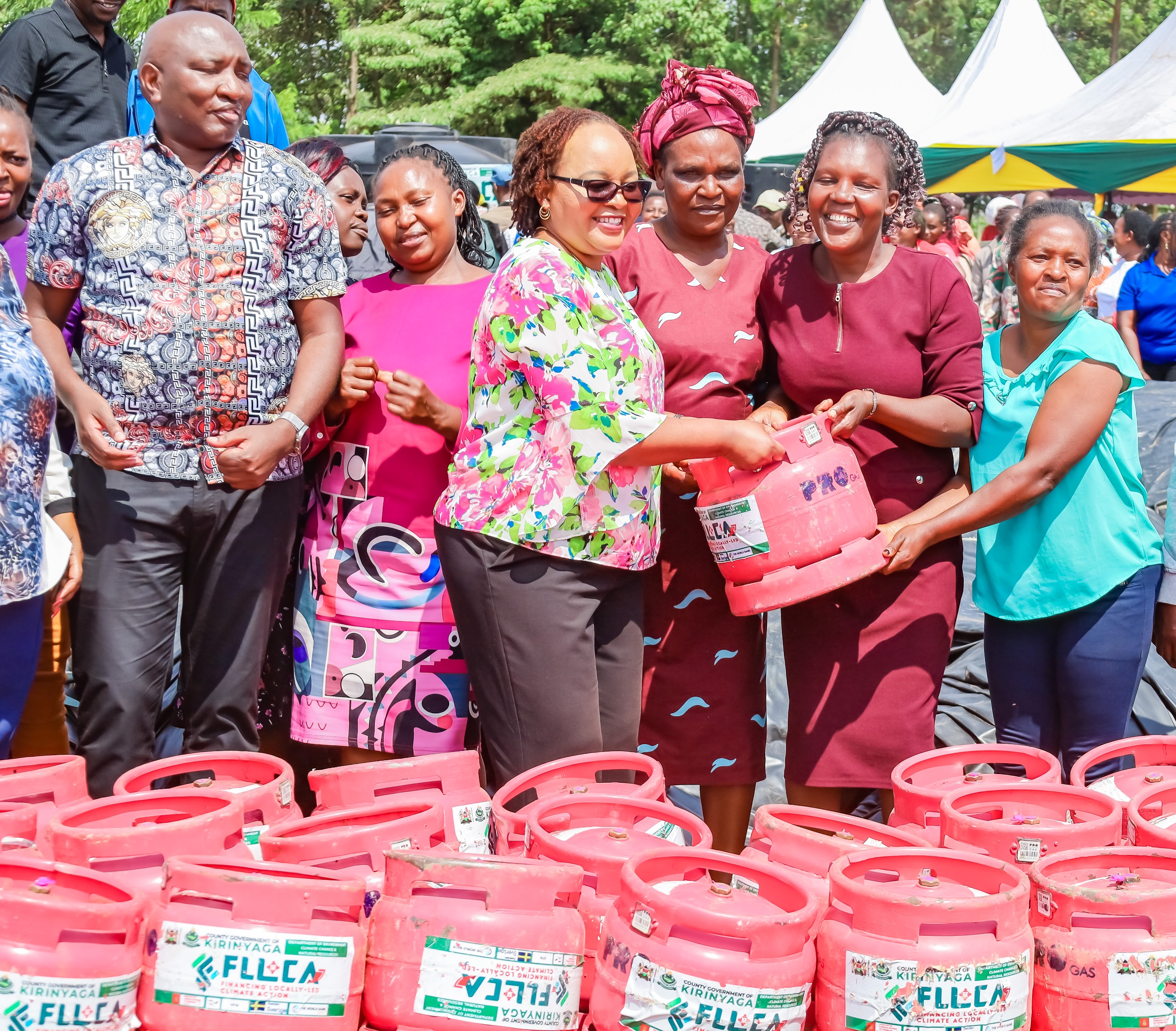 Kirinyaga Governor Ann Waiguru handing over a gas cylinder to women at Kamigua ground