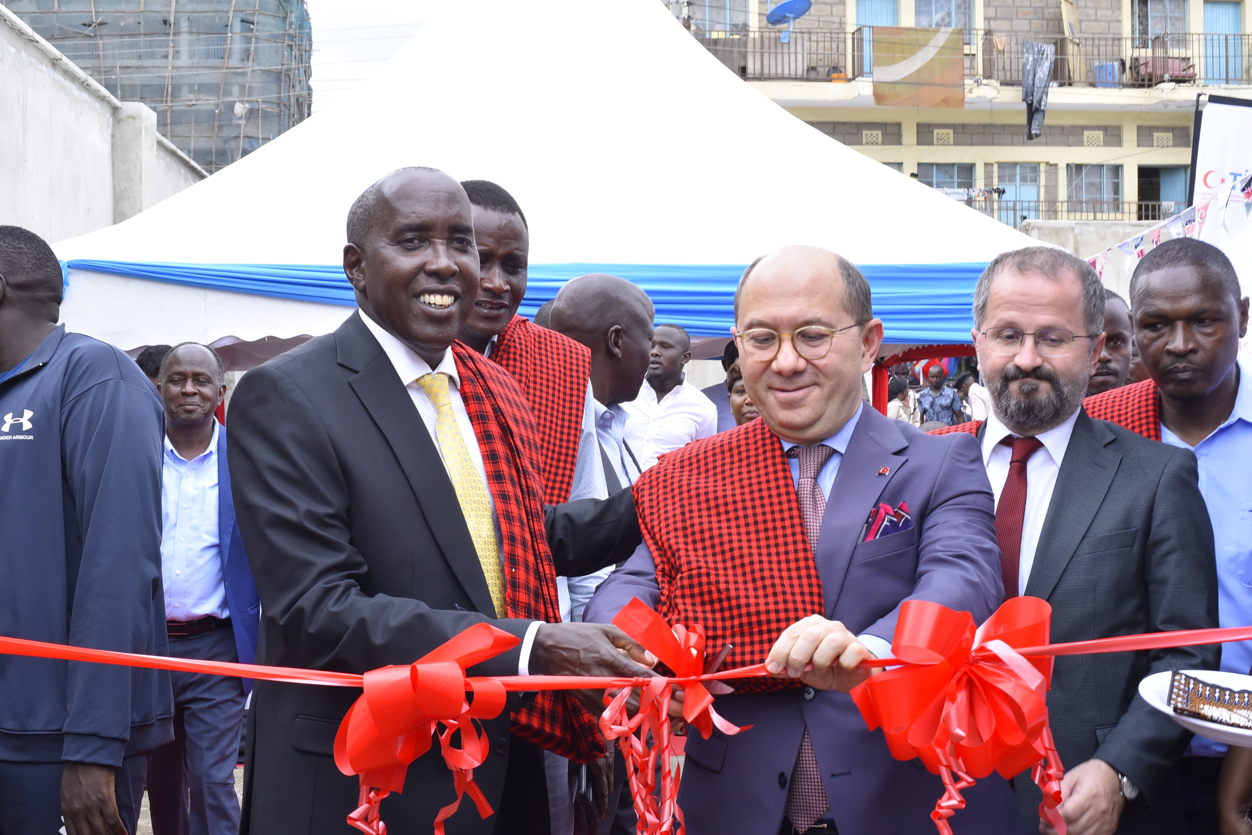 Kajiado Governor, Joseph Ole Lenku, and Türkiye’s Ambassador to Kenya, Subutay Yuksel, during the launch of The solar-powered cold storage facility donated by the Turkish Cooperation and Coordination Agency (TİKA) in Nairobi in partnership with Food Banking Kenya to Kitengela market traders aimed at reducing post-harvest losses and strengthening livelihoods.