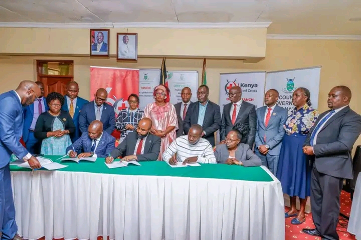 Nandi Governor Stephen Sang and KRCS Director General Dr. Idris Ahmed during the  signing of an MoU at Eliud Kipchoge Complex Stadium hall.