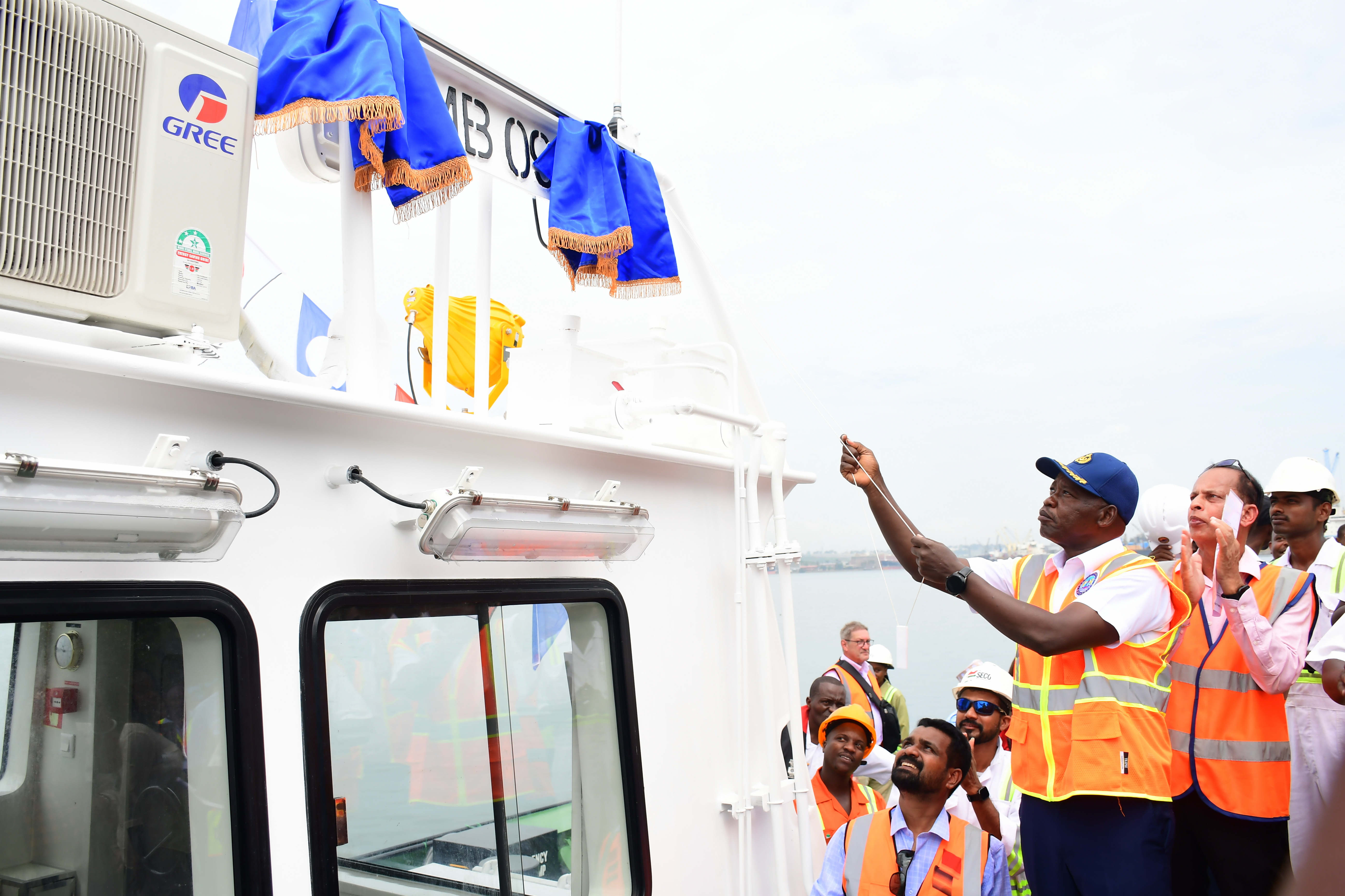 Kenya Ports Authority (KPA) Managing Director (MD) Capt. William Ruto unveils the insignia on the first ever locally manufactured mooring boat during its commissioning at the Kenya Ports Authority (KPA) Marine Pontoon at the Port of Mombasa.   