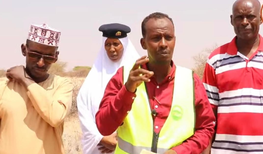 Tarbaj chairman of the Rangeland Committee, Mohamed Saman, speaking to charcoal burners at Shomageri in Tarbaj constituency.