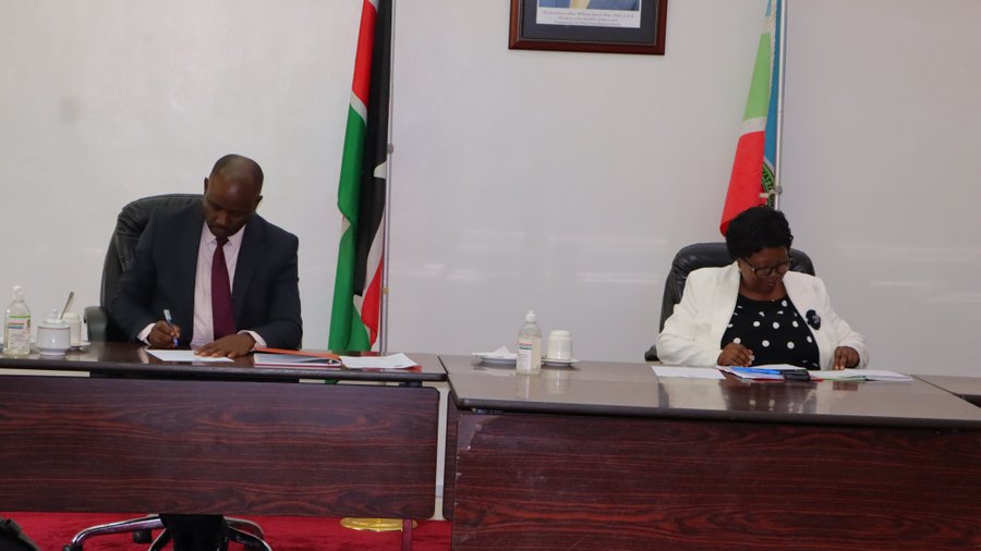KeNIA CEO Dr. Tonny Omwansa and JKUAT Vice Chancellor, Prof. Victoria Ngumi (right) sign an MOU during the meeting. Photo/KeNIA