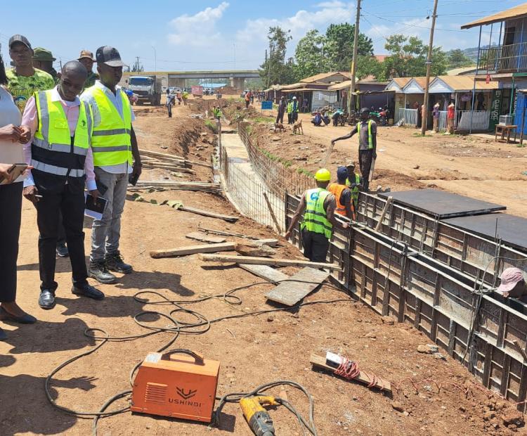 yanza RC Flora Mworoa (2nd L) being briefed by the Resident Engineer on the progress so far made in the construction of the Kisumu-Miwani-Chemelil-Muhoroni-Kipsitet road at Mamboleo junction. Photo/Joseph Ouma