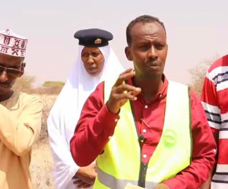 Tarbaj chairman of the Rangeland Committee, Mohamed Saman, speaking to charcoal burners at Shomageri in Tarbaj constituency
