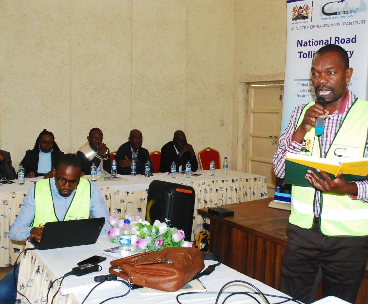 Deputy Director and Technical Working Group Team Leader on National Tolling Policy Eng. Kennedy Nyabuto addressing participants in Kakamega during public participation on the Draft Bill on Road Trolling Policy.