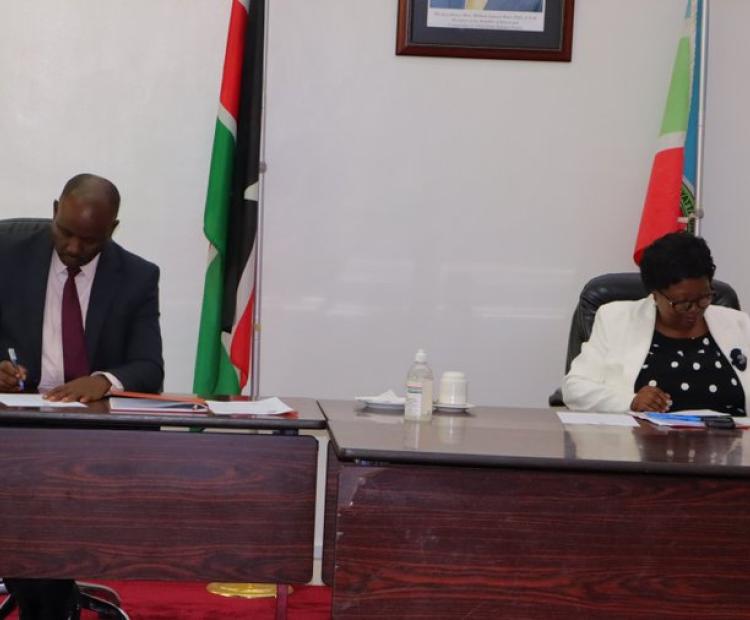 KeNIA CEO Dr. Tonny Omwansa and JKUAT Vice Chancellor, Prof. Victoria Ngumi (right) sign an MOU during the meeting.