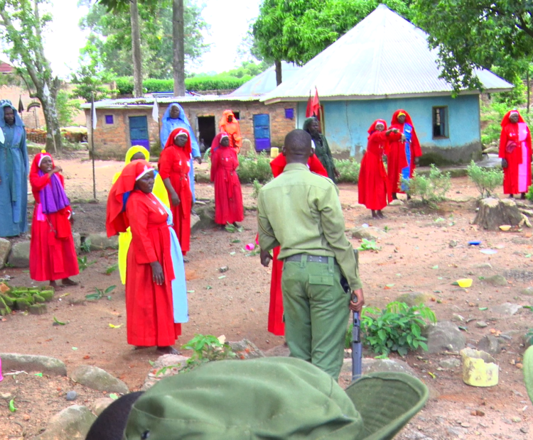 Police engaging with the church members of the Melkio St. Joseph’s Missions of Messiah Church in Opapo-Rongo. Photo/Makokha Khaoya