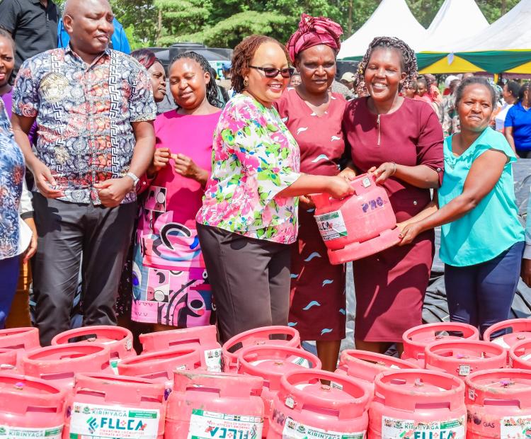 Kirinyaga Governor Ann Waiguru handing over a gas cylinder to women at Kamigua ground
