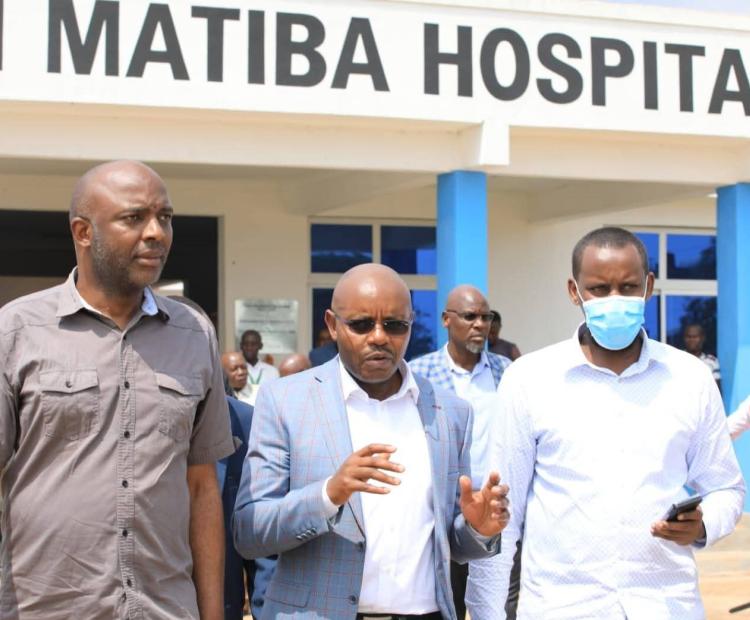 Governor Irungu Kang’ata, (left) and Defence PS Patrick Mariru (centre) at Kenneth Matiba Hospital in Makenji area, Murang’a.