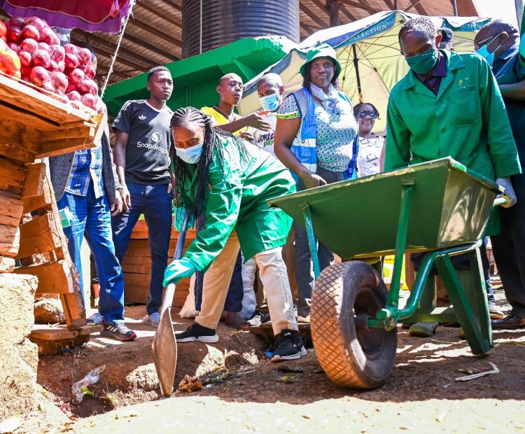 Principal Secretary for Public Health and Professional Standards Ms Mary Muthoni leads a clean-up exercise at Ruiru Market, Kiambu County, during the activation of the Epuka Uchafu, Afya Nyumbani campaign.